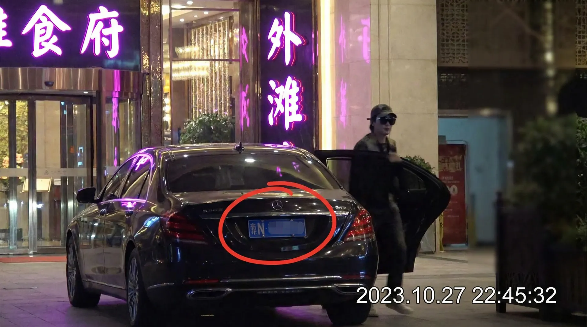 辉煌国际官网 - 豪车餐厅外被拍